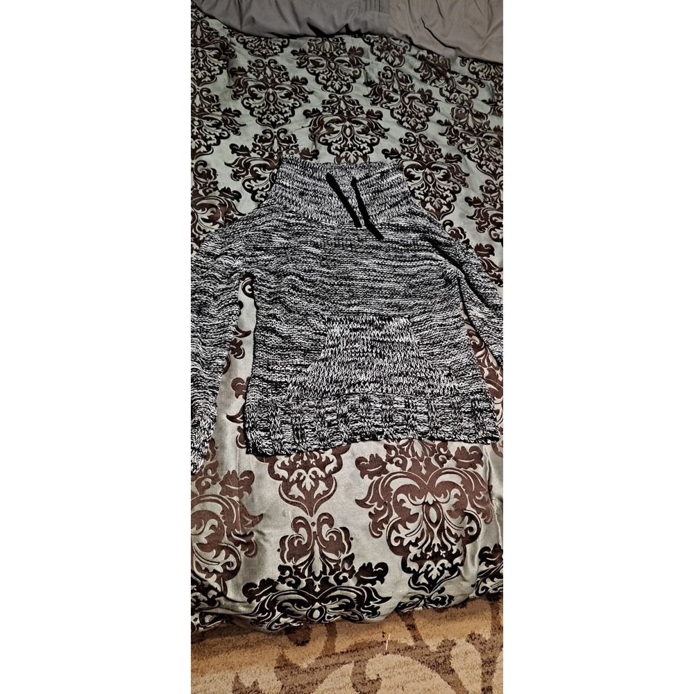 Rue 21 Size Large Black/white Long Sleeve‎ Sweater Cowl Neck